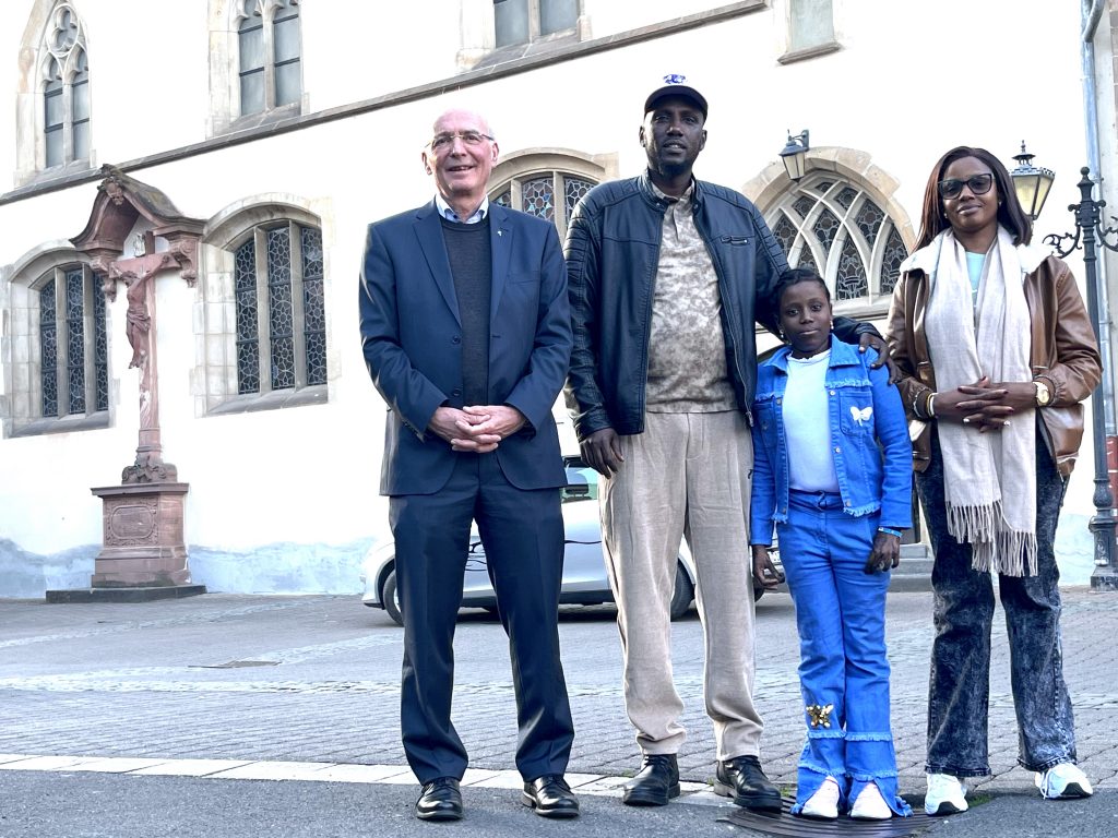 v.l. Pfarrer Monsignore Dr. Michael Kneib, Mohamed Gutale, Salma, Mary Wanjiku Ndirangu. Foto: Ulrich Coppel