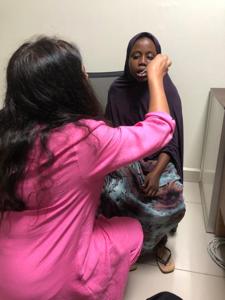 Frau Dr. Rohini Radia führt Salmas HLA-Typisierungsabstrich für DKMS im Nairobi West Hospital durch. Foto: Mary Wanjiku Ndirangu